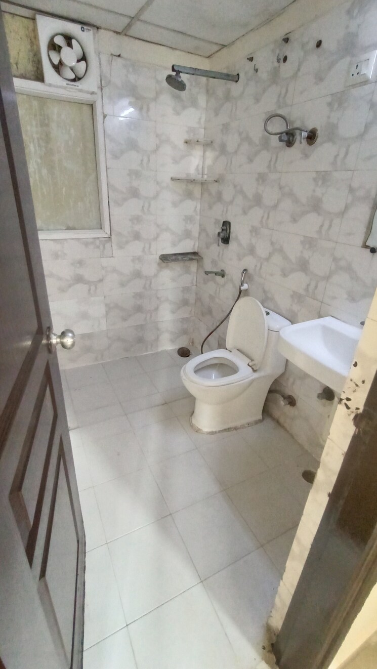 Bathroom, sethi-max-royal 2 Bedroom 895 Sq.Ft. Apartment In Sector 76 Noida 9026100