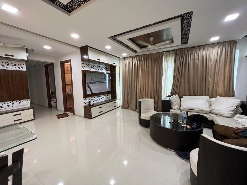 3 BHK + Servant Room Apartment For Rent in DLH Orchid
