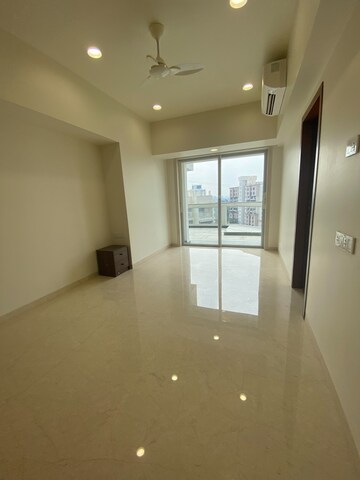 Room in 4 BHK Apartment at Seven Bungalow, Andheri West – for Rent