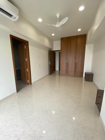 Room in 4 BHK Apartment at Seven Bungalow, Andheri West – for Rent