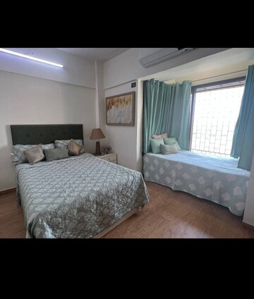 Bedroom in 2 BHK Apartment at Movie Tower, Andheri West – for Rent