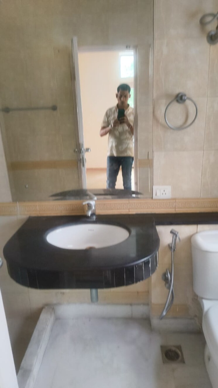 Bathroom, unitech-south-city-ii 3 Bedroom 1850 Sq.Ft. Builder Floor In Sector 50 Gurgaon 9026250