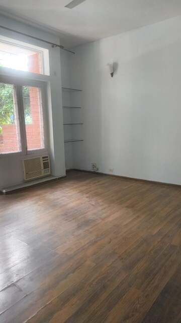 Room in 4 BHK Villa at Unitech Nirvana Country Cedar Crest, Sector 50 – for Rent
