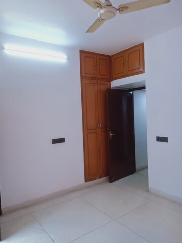 Room in 3 BHK Apartment at Unitech Escape, Sector 50 – for Rent