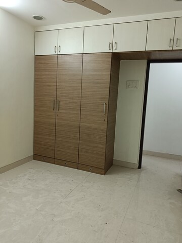 Room in 3 BHK Apartment at Cosmos Majestic, Prabhadevi – for Rent
