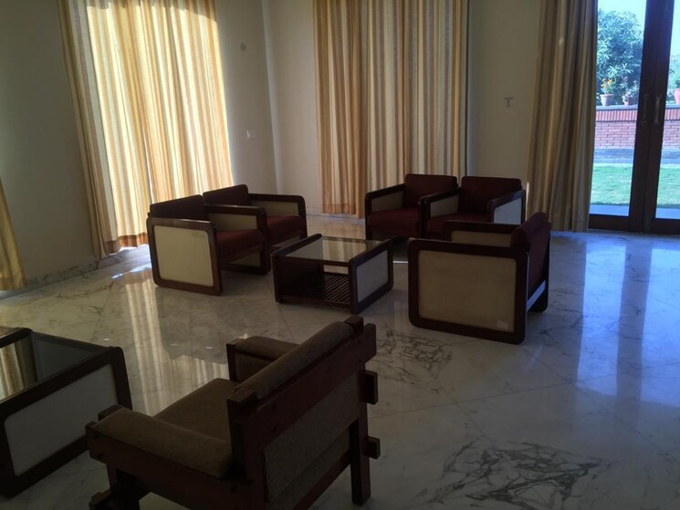 Team Area, sector 72 6+ Bedroom 450 Sq.Mt. Villa In Sector 72 Noida 9026344