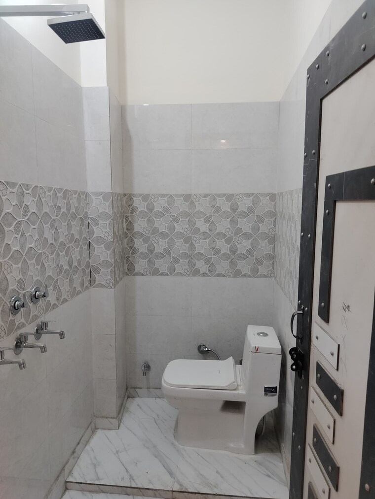 Bathroom, balaji-enclave 5 Bedroom 75 Sq.Yd. Independent House In Govindpuram Ghaziabad 9026364