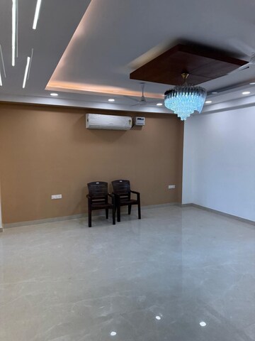 Room in 4 BHK Apartment at Aradhya Homes, Sector 67a – for Rent
