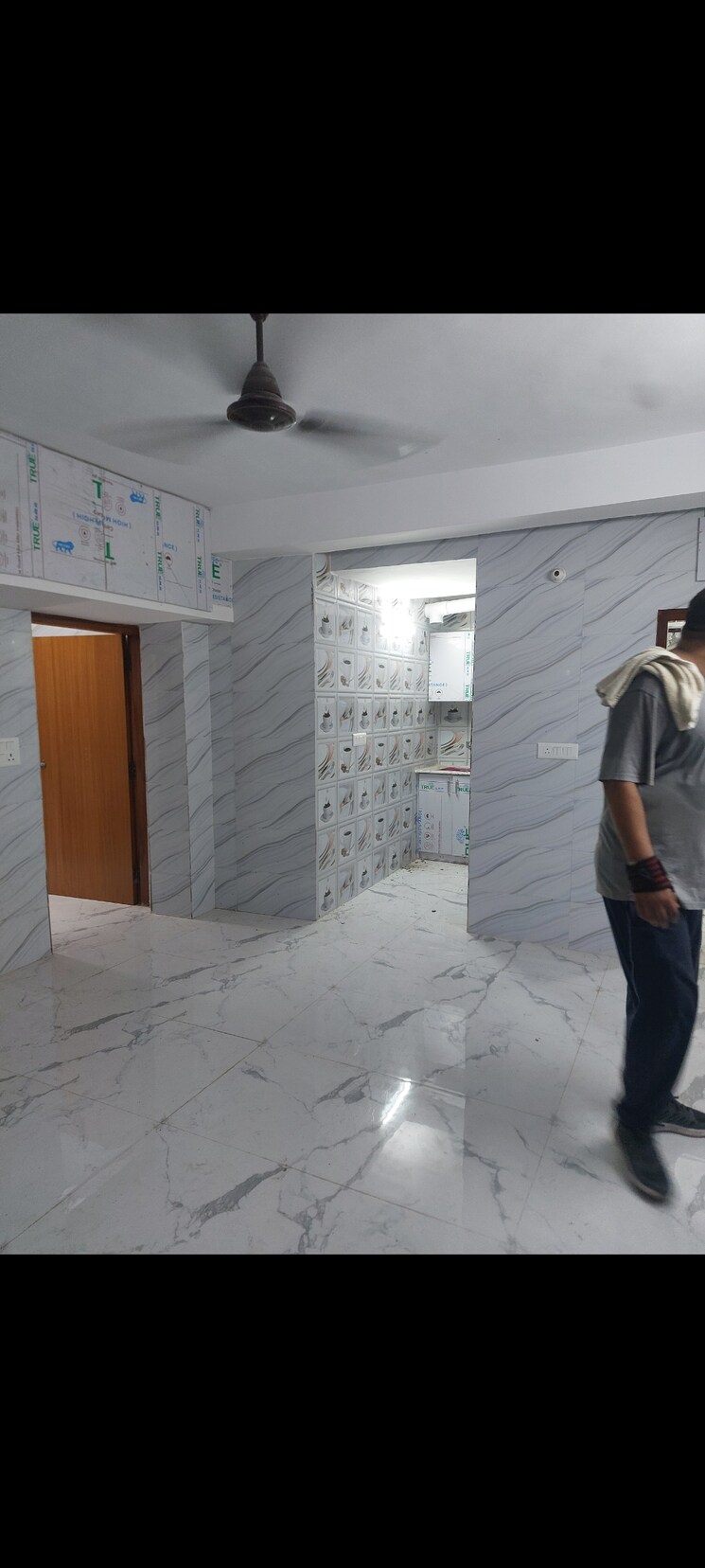  Parking, aadharshila-apartment Commercial Office Space 750 Sq.Ft. In Sarita Vihar Delhi 9026421