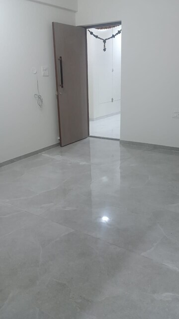 Room in 2 BHK Apartment at Goregaon Vivan, Goregaon West – for Rent