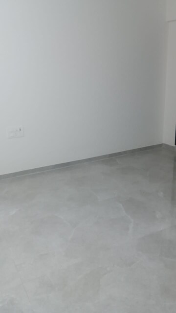 Room in 2 BHK Apartment at Goregaon Vivan, Goregaon West – for Rent