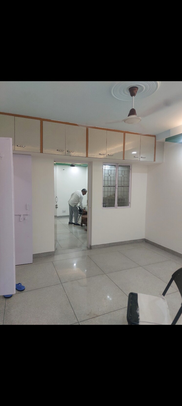 Room, aadharshila-apartment Commercial Office Space 500 Sq.Ft. In Sarita Vihar Delhi 9026456