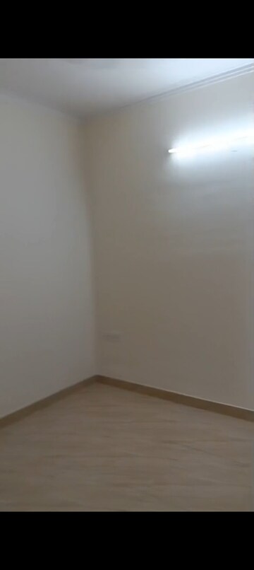 Room in 2 BHK Apartment at Gaur City 7th Avenue, Sector 4 Greater Noida – for Rent