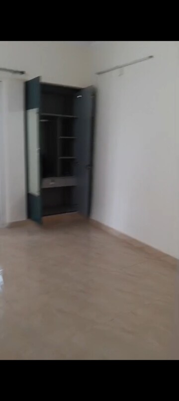Room in 2 BHK Apartment at Gaur City 7th Avenue, Sector 4 Greater Noida – for Rent