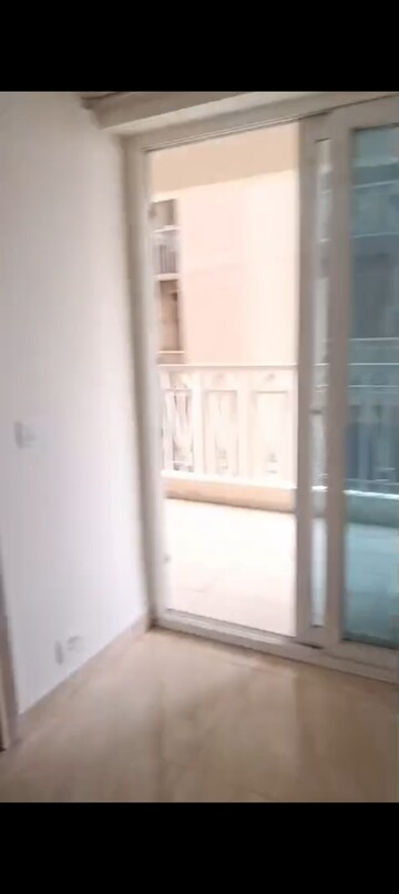 Room in 2 BHK Apartment at Gaur City 7th Avenue, Sector 4 Greater Noida – for Rent