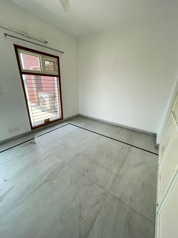 Room in 3 BHK Builder Floor at Sector 79 – for Rent