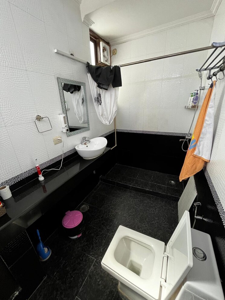 Team Area, greater kailash ii 3 Bedroom 1800 Sq.Ft. Builder Floor In Greater Kailash ii Delhi 9026776