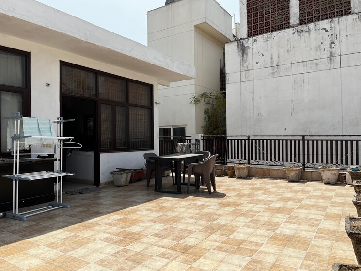  Parking, greater kailash ii 3 Bedroom 1800 Sq.Ft. Builder Floor In Greater Kailash ii Delhi 9026776