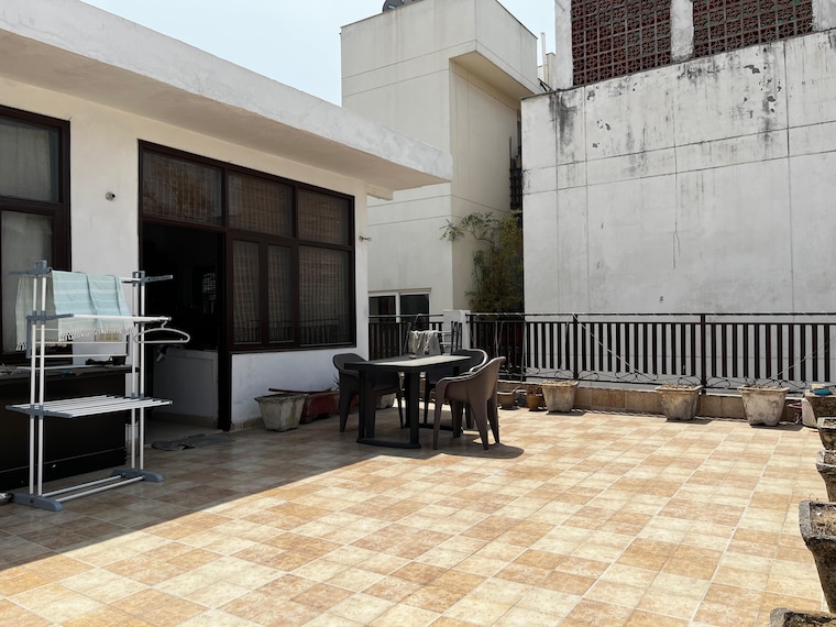  Parking, greater kailash ii 3 Bedroom 1800 Sq.Ft. Builder Floor In Greater Kailash ii Delhi 9026776