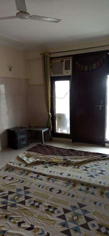 Furnished Amenities in 4 BHK Apartment at Arzoo Apartment, Sector 51 – for Rent