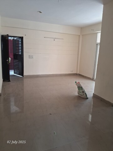 Room in 3 BHK Apartment at Assotech Windsor Court, Sector 78 – for Rent