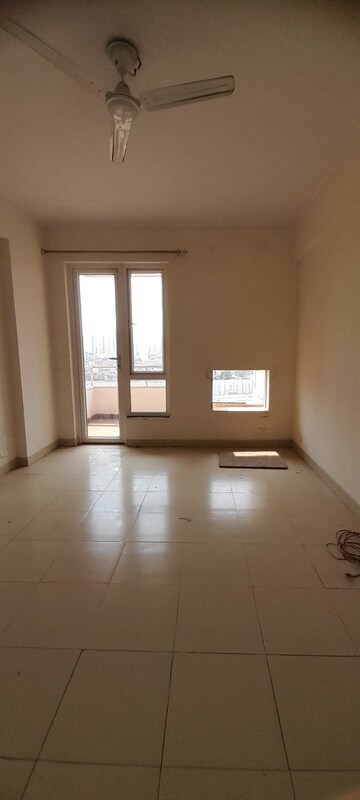 Room in 2 BHK Apartment at Pioneer Park Phase 1, Sector 61 – for Rent
