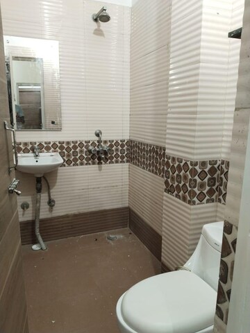 Team Area in 1 RK Builder Floor at Unitech Arcadia, South City 2 – for Rent