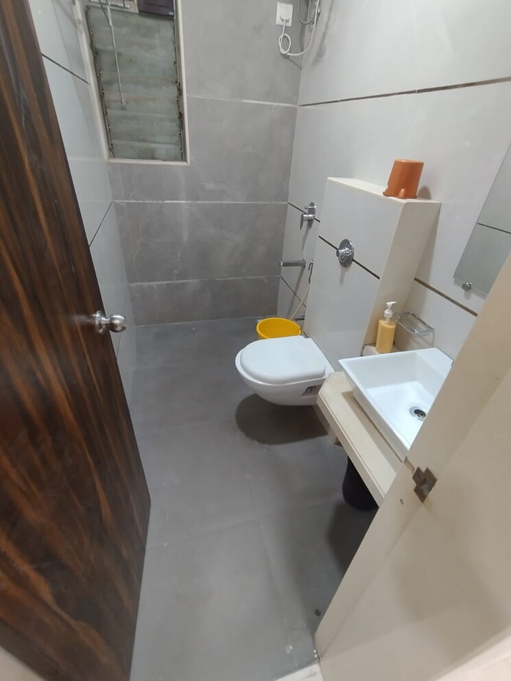 Bathroom, vardhman-grandeur 3 Bedroom 845 Sq.Ft. Apartment In Andheri West Mumbai 9026908