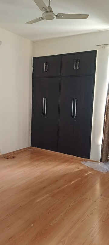 Room in 2.5 BHK Apartment at Unitech Harmony, Sector 50 – for Rent