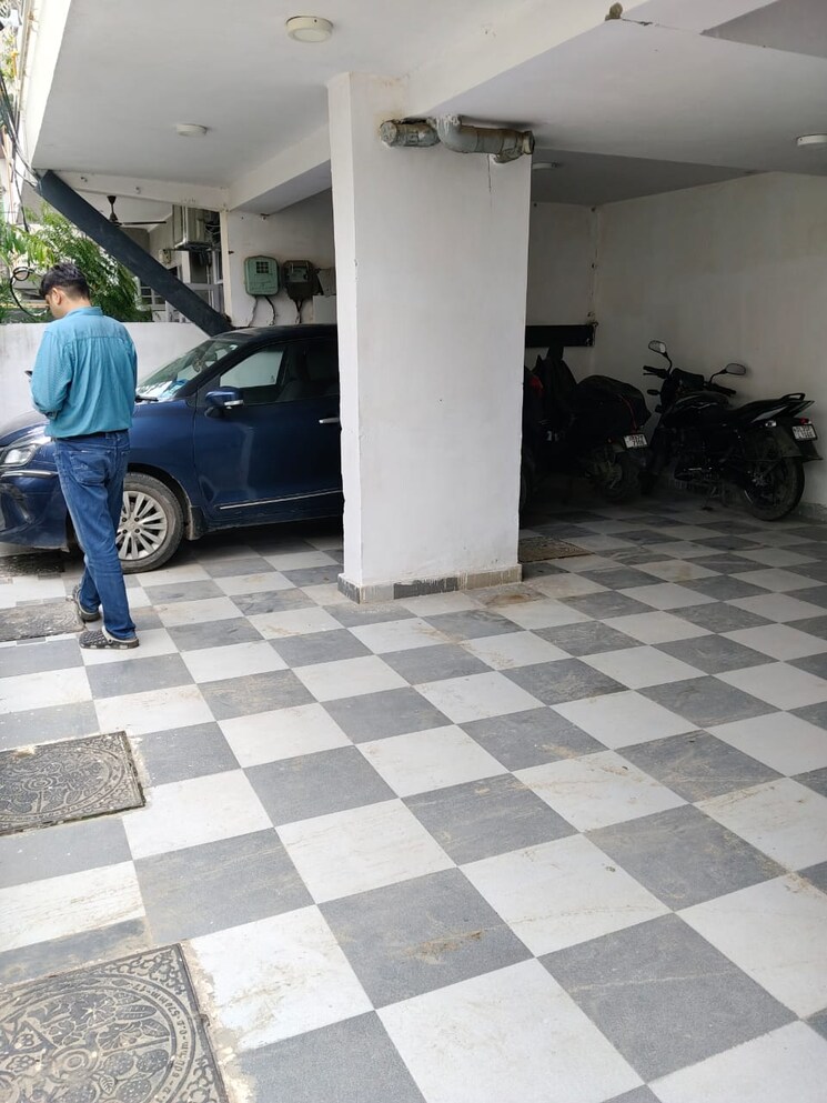  Parking, sharma-builder-floor 4 Bedroom 240 Sq.Yd. Builder Floor In Sector 42 Faridabad 9027038