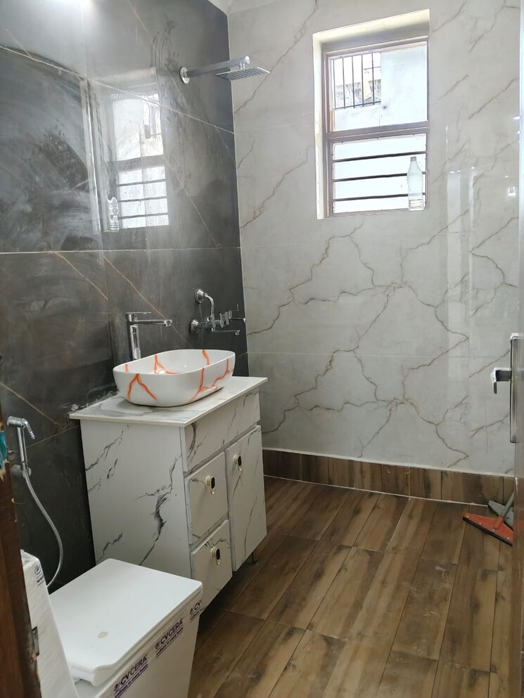 Bathroom, sharma-builder-floor 4 Bedroom 240 Sq.Yd. Builder Floor In Sector 42 Faridabad 9027038