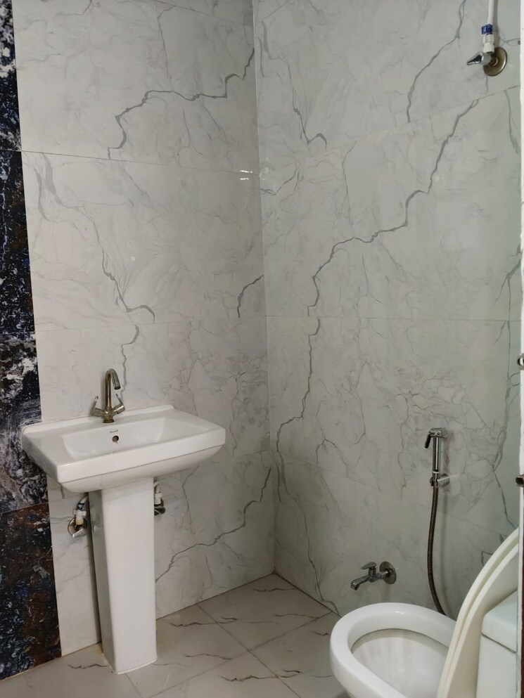 Bathroom, sharma-builder-floor 4 Bedroom 240 Sq.Yd. Builder Floor In Sector 42 Faridabad 9027038
