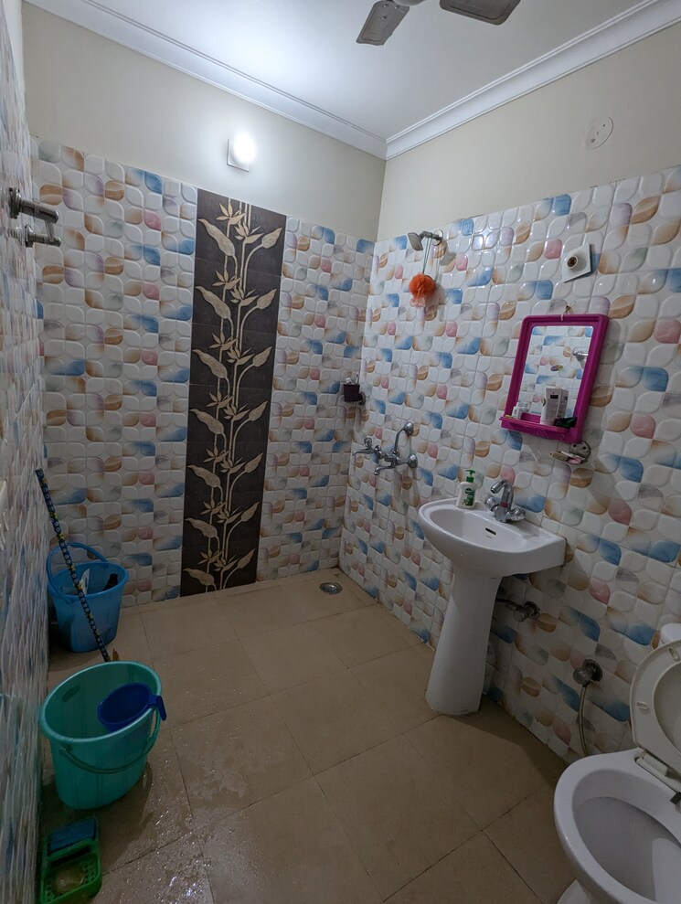 Bathroom, ansal-plaza-sector-23 2 Bedroom 1200 Sq.Ft. Builder Floor In Sector 23 Gurgaon 9027007