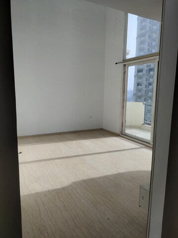 Room in 2 BHK Apartment at Supertech Cape Town, Sector 74 – for Rent