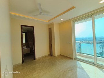 Room in 4 BHK Apartment at Ambience Tiverton, Sector 50 – for Rent