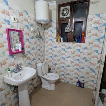 Bathroom in 2 BHK Builder Floor at Ansal Plaza Sector-23, Carterpuri Village – for Rent
