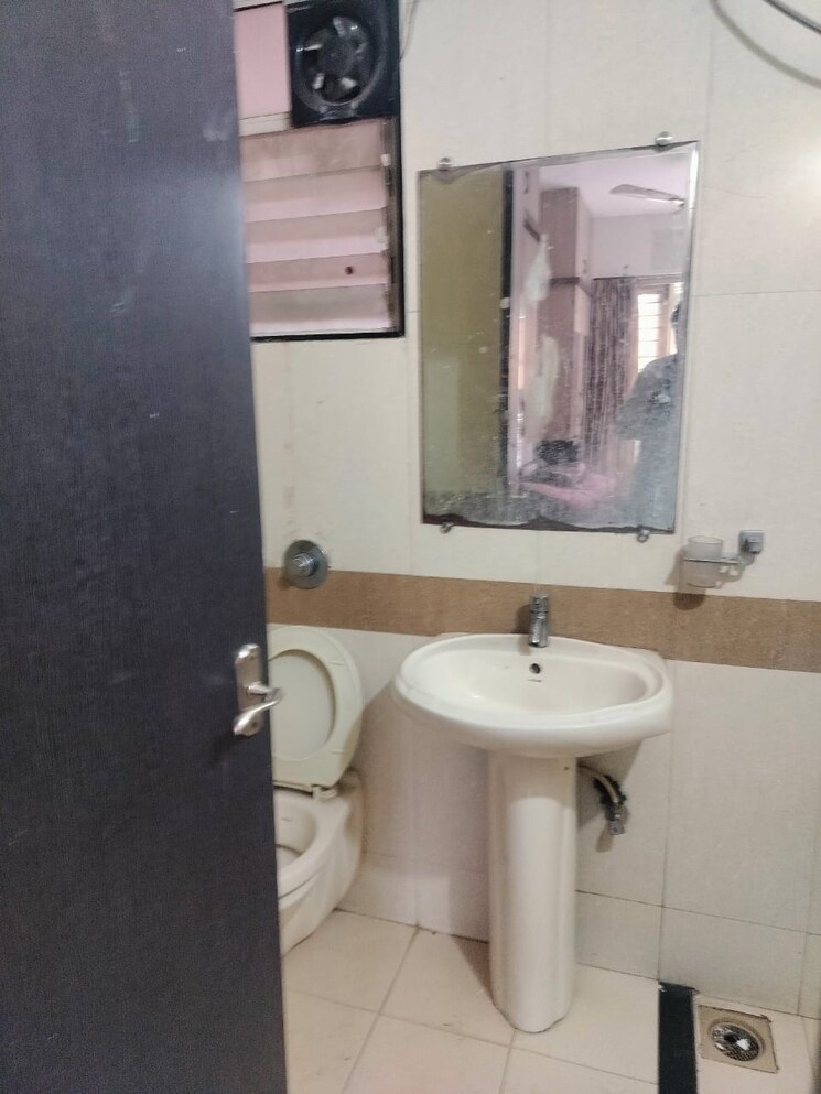 Bathroom, sukhwani-palm-breeze 2 Bedroom 1052 Sq.Ft. Apartment In Pimple Saudagar Pune 9027156