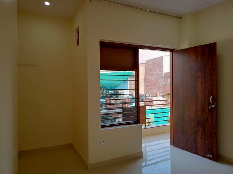 Room, sainik colony 3 Bedroom 1800 Sq.Ft. Builder Floor In Sainik Colony Faridabad 9027229