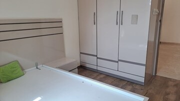 Room in 3 BHK Apartment at Hiranandani Estate Penrose, Thane West – for Rent