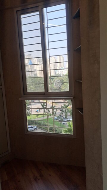 Room in 3 BHK Apartment at Hiranandani Estate Penrose, Thane West – for Rent