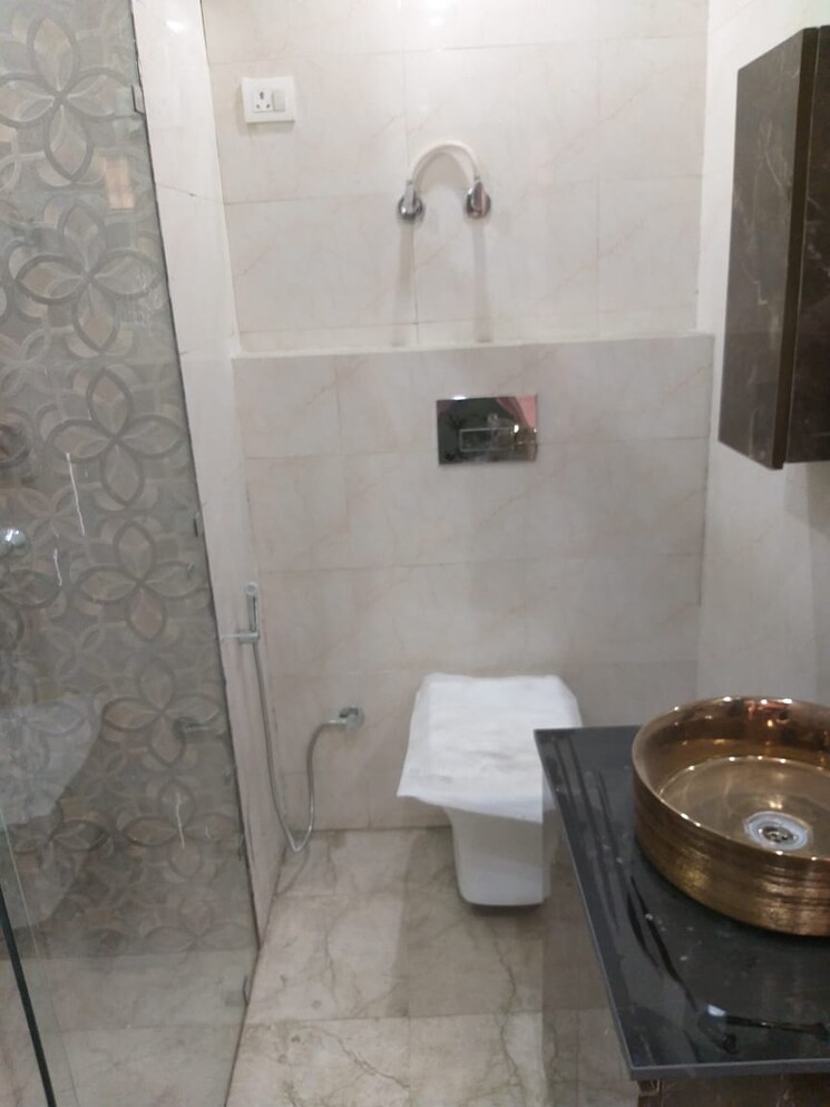 Bathroom, vihaan-floors 3 Bedroom 900 Sq.Ft. Independent House In Roza Jalalpur Greater Noida 9027332