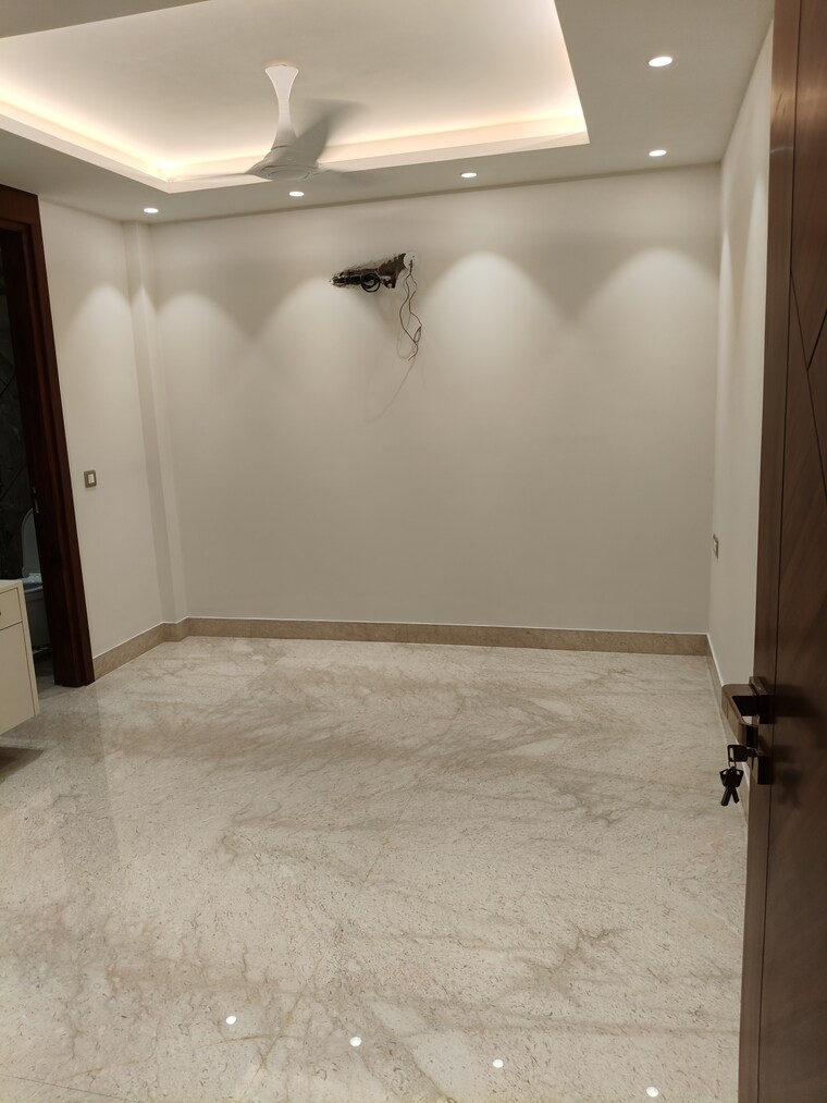 Room, vivek vihar phase 1 4 Bedroom 300 Sq.Yd. Builder Floor In Vivek Vihar Phase 1 Delhi 9027372