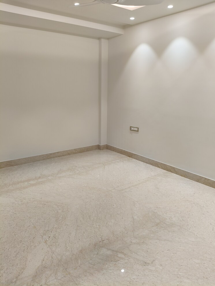 Room, vivek vihar phase 1 4 Bedroom 300 Sq.Yd. Builder Floor In Vivek Vihar Phase 1 Delhi 9027372