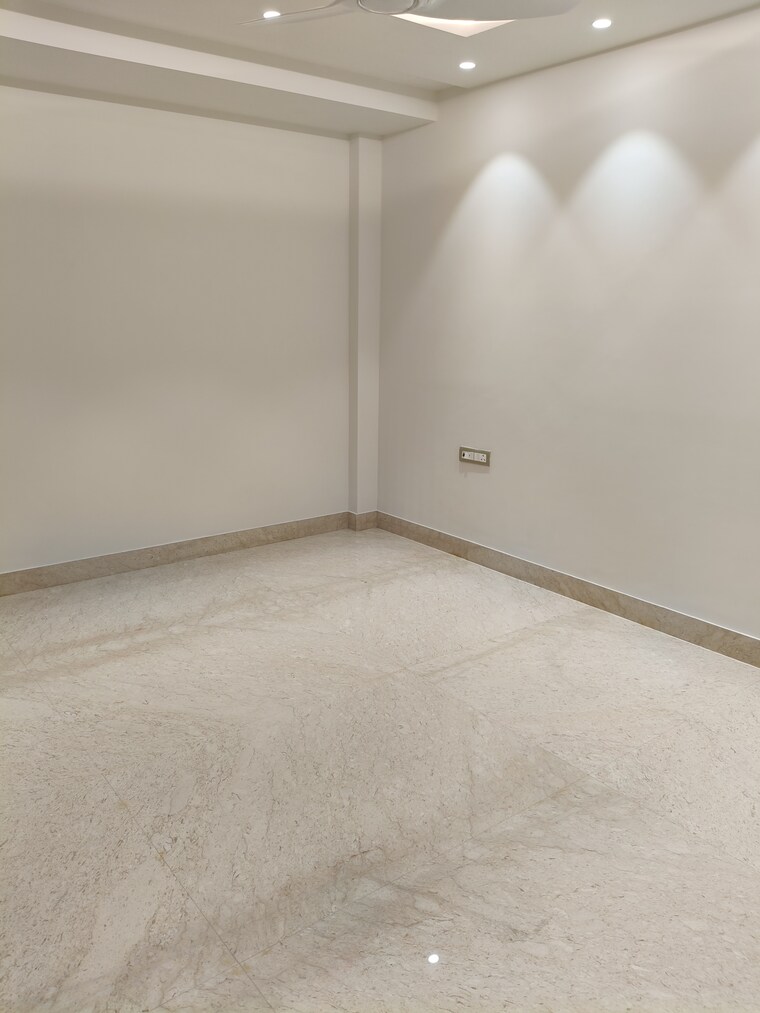 Room, vivek vihar phase 1 4 Bedroom 300 Sq.Yd. Builder Floor In Vivek Vihar Phase 1 Delhi 9027372