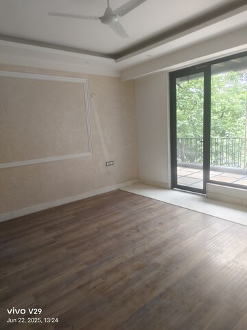 Room in 4 BHK Apartment at Unitech Heritage City, Sector 25 – for Rent