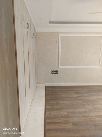 Bathroom in 4 BHK Apartment at Unitech Heritage City, Sector 25 – for Rent