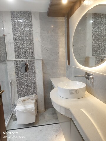 Bathroom in 4 BHK Apartment at Unitech Heritage City, Sector 25 – for Rent