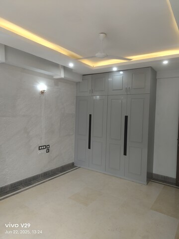 Room in 4 BHK Apartment at Unitech Heritage City, Sector 25 – for Rent