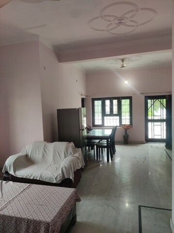 Living Room in 1.5 BHK Independent House at Aliganj – for Rent