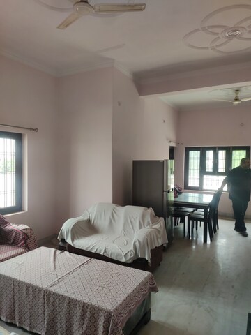 Living Room in 1.5 BHK Independent House at Aliganj – for Rent